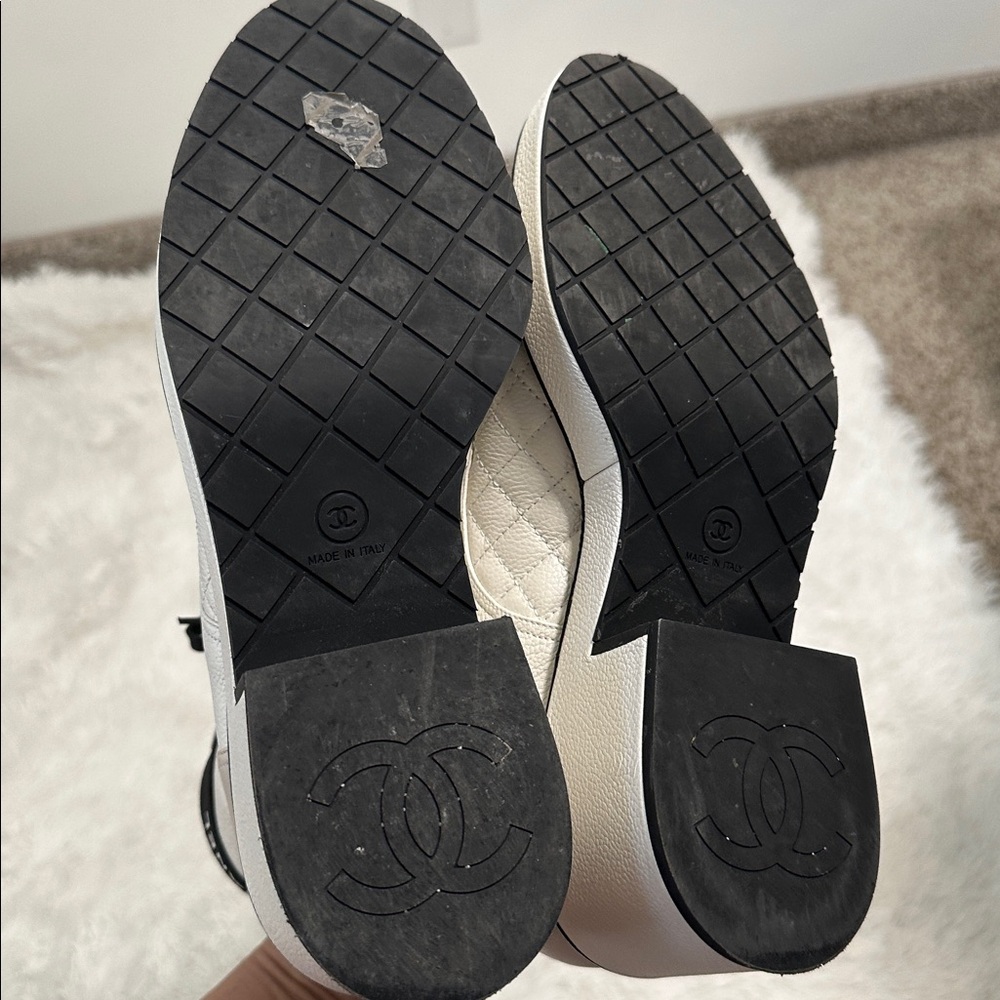 ❤️ AUTHENTIC! Chanel White Leather Lace Up Boots with Faux Pearl Detail - Picture 14 of 15